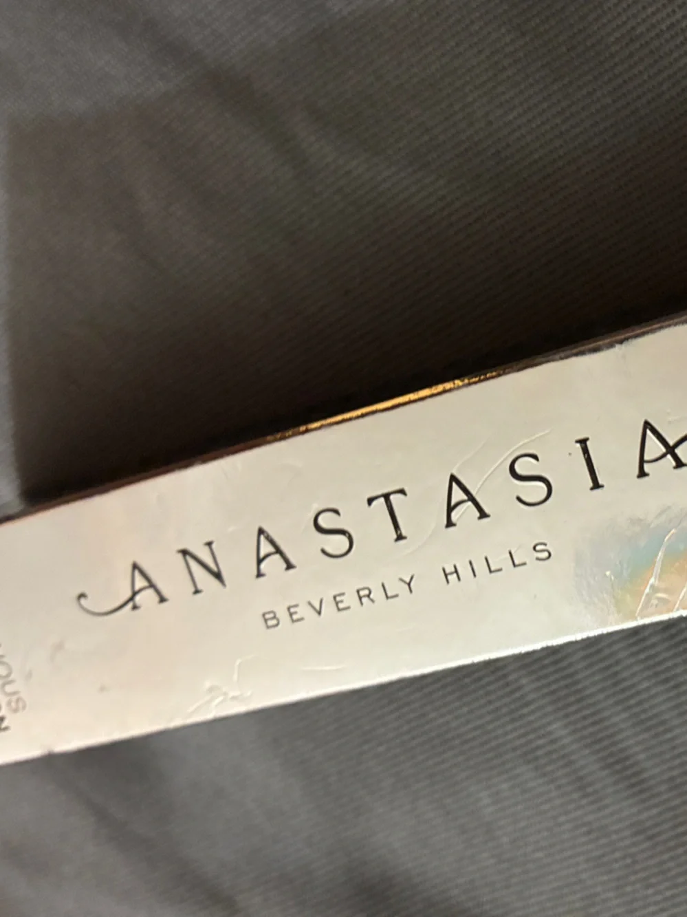 Anastasia Beverly Hills Luminous Foundation Luxury Cosmetics concealer